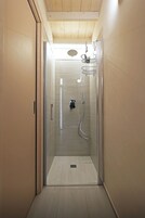 Room, Balcony | Bathroom | Shower, free toiletries, hair dryer, towels