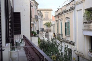 Habitación de lujo, balcón, vistas a la ciudad | Jardines del alojamiento