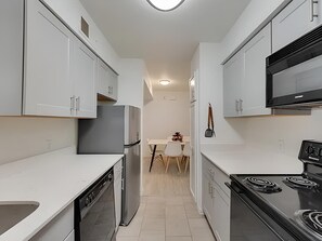 Køleskab, mikrobølgeovn, ovn, kogeplade