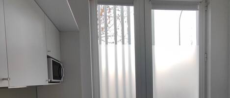 Kühlschrank, Mikrowelle, Wasserkocher mit Kaffee-/Teezubehör, Toaster