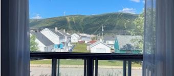 The blue house at the foot of the mountains
