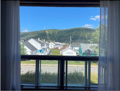 The blue house at the foot of the mountains