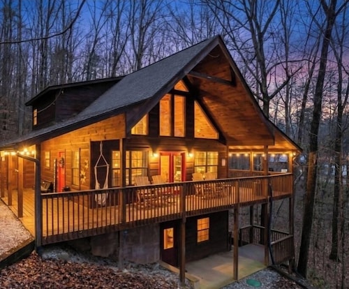 Your Family Adventure Base! All King Beds, Large Hot Tub, Fire Pit and Game Room