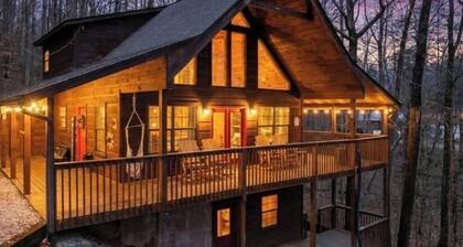 Your Family Adventure Base! All King Beds, Large Hot Tub, Fire Pit and Game Room