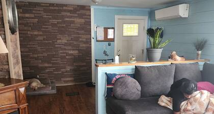 Cozy quiet house with rustic vibe. Bedroom with private bathroom for guest use