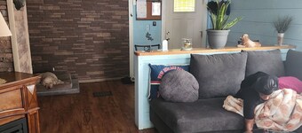 Cozy quiet house with rustic vibe. Bedroom with private bathroom for guest use