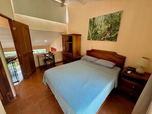 1 chambre, coffre-fort, bureau, fer et planche à repasser