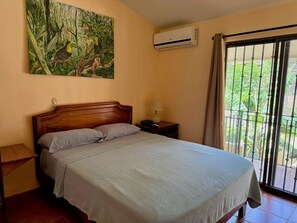 1 Schlafzimmer, Zimmersafe, Schreibtisch, Bügeleisen/Bügelbrett