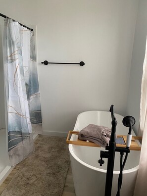 Suihku, hiustenkuivaaja, pyyhkeet, saippua