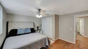 6 Schlafzimmer, Schreibtisch, Bügeleisen/Bügelbrett, WLAN