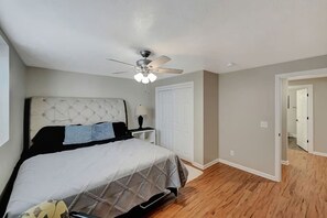 6 Schlafzimmer, Schreibtisch, Bügeleisen/Bügelbrett, WLAN