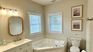 A bathroom with a vanity, a bathtub, a toilet, and two windows with blinds. - 4br/3ba + pool, close to beach. Pet friendly, WiFi, Parking, Quiet neighborhood (Rehoboth Beach)