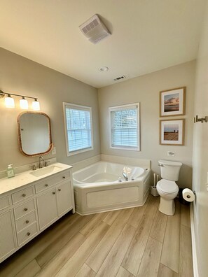 Dusj, hårføner, håndklær og såpe