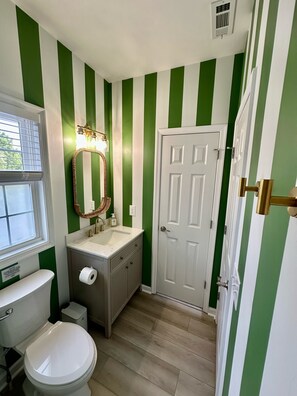 Dusj, hårføner, håndklær og såpe