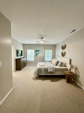 4 bedrooms, desk, iron/ironing board, travel cot - 4br/3ba + pool, close to beach. Pet friendly, WiFi, Parking, Quiet neighborhood (Rehoboth Beach)