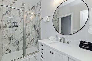 Shower, hair dryer, towels, soap - The Birch ~ Modern 3BR, Walk to DT Kannapolis (Kannapolis)