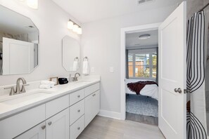 Douche, sèche-cheveux, serviettes fournies, savon