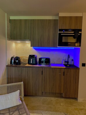 Fridge, microwave, stovetop, coffee/tea maker