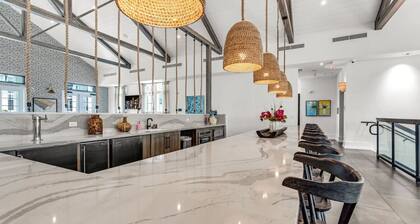 Vibrant 1-Bedroom Paradise: Pool & Gym Bliss