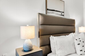 1 habitación, escritorio, tabla de planchar con plancha y cuna de viaje