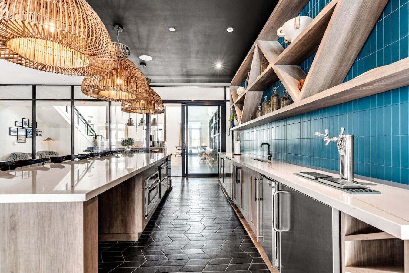 冷蔵庫、電子レンジ、オーブン、コンロ