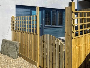 Property grounds - Enjoy nature, fresh air, and relaxation in a serene setting. (Redruth)