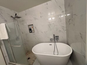 Serviettes fournies, savon, shampooing, papier de toilette