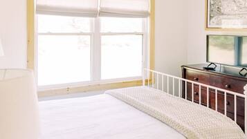 3 slaapkamers, een bureau, een strijkplank/strijkijzer, reisbedje