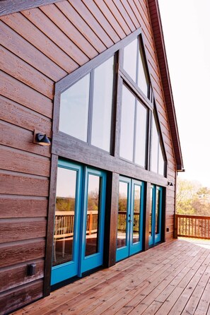 A wooden building with large windows and a deck. - Alum Ridge Retreat by Buffalo Mountain Getaway (Riner)