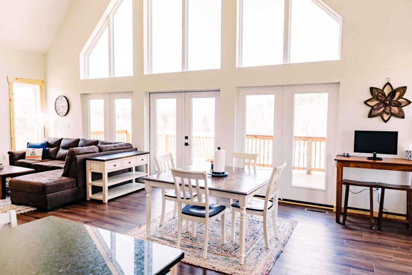 Una televisión, una chimenea