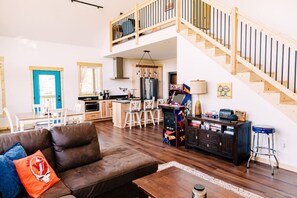 TV, fireplace - New!  Alum Ridge Retreat by Buffalo Mtn Getaway (Riner)