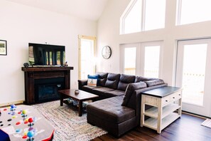 Una televisión, una chimenea