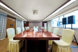 A conference room with a long table, chairs, a projector, and a window with blinds. - Zhongyi Hotel (Guangzhou Wanda Plaza Lejia Road Metro Station Branch) (Guangzhou)