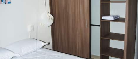 3 habitaciones, tabla de planchar con plancha, wifi y ropa de cama
