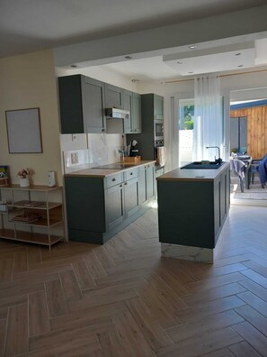 J�ääkaappi, mikroaaltouuni, uuni, liesi