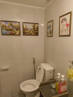 Doccia, bidet, asciugamani, sapone