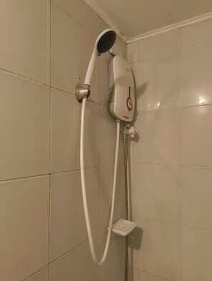 Douche, bidet, serviettes fournies, savon