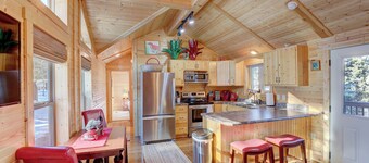 Bailey Cabin: Hot Tub, Fire Pit, Near Denver