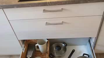 Refrigerador, microondas, parrilla de estufa y cafetera y tetera