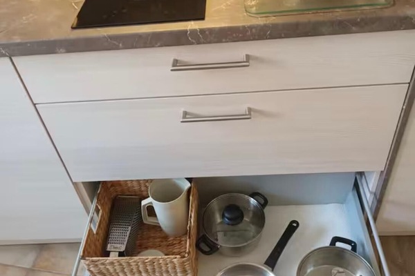 Geladeira, micro-ondas, cooktop, cafeteira/chaleira