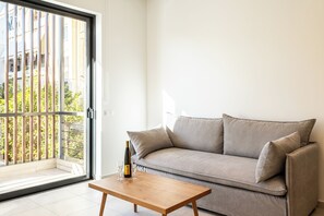 Smart TV - Grec Suites Dafni, Athens Family Apartment by GrecCollection (Dafni)