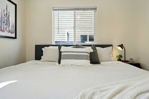 2 bedrooms, desk, WiFi, bed sheets - Bright & Cozy Alberta Cottage w Laundry Fast WiFi- 2blks to food & fun! (Portland)