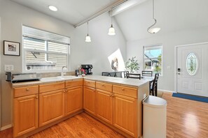Fridge, microwave, oven, stovetop - Bright & Cozy Alberta Cottage w Laundry Fast WiFi- 2blks to food & fun! (Portland)