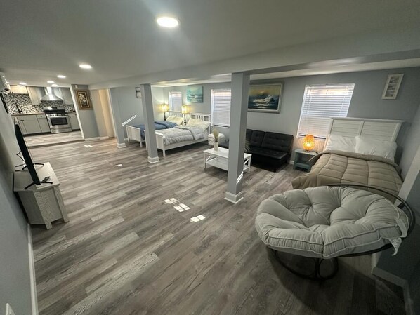 Planxa i posts de planxar, wifi i roba de llit