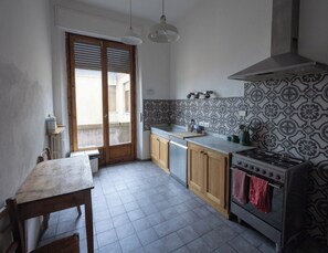 Micro-ondes, four, plaque de cuisson, lave-vaisselle