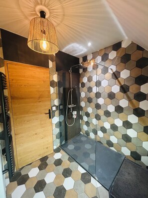 Een douche, een haardroger, handdoeken, zeep