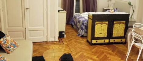 1 habitación, tabla de planchar con plancha, wifi y ropa de cama