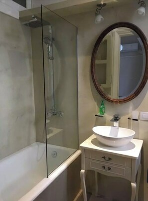 Hårtork, bidé, handdukar och tvål