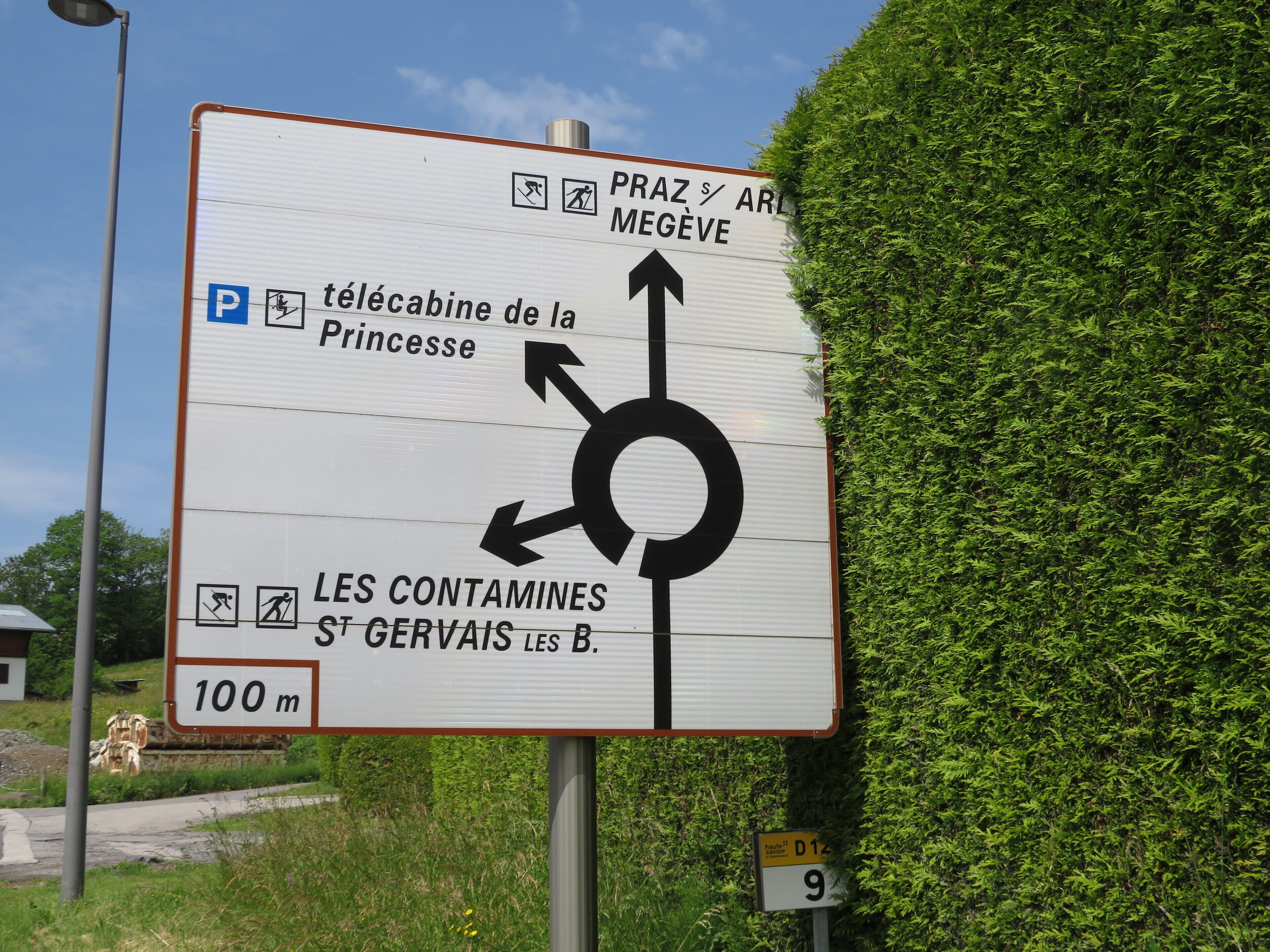 A directional sign with arrows pointing to various destinations including 'PRAZ ARL MEGEVE' and 'LES CONTAMINES'.