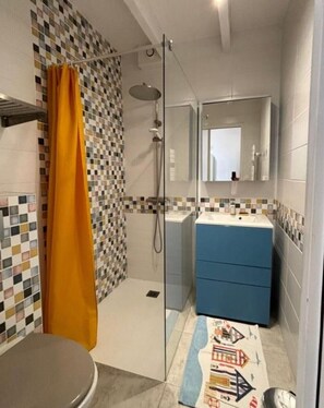 Shower, hair dryer, towels, soap - Charming apartment with sea view (Saint-Pierre-d'Oléron)